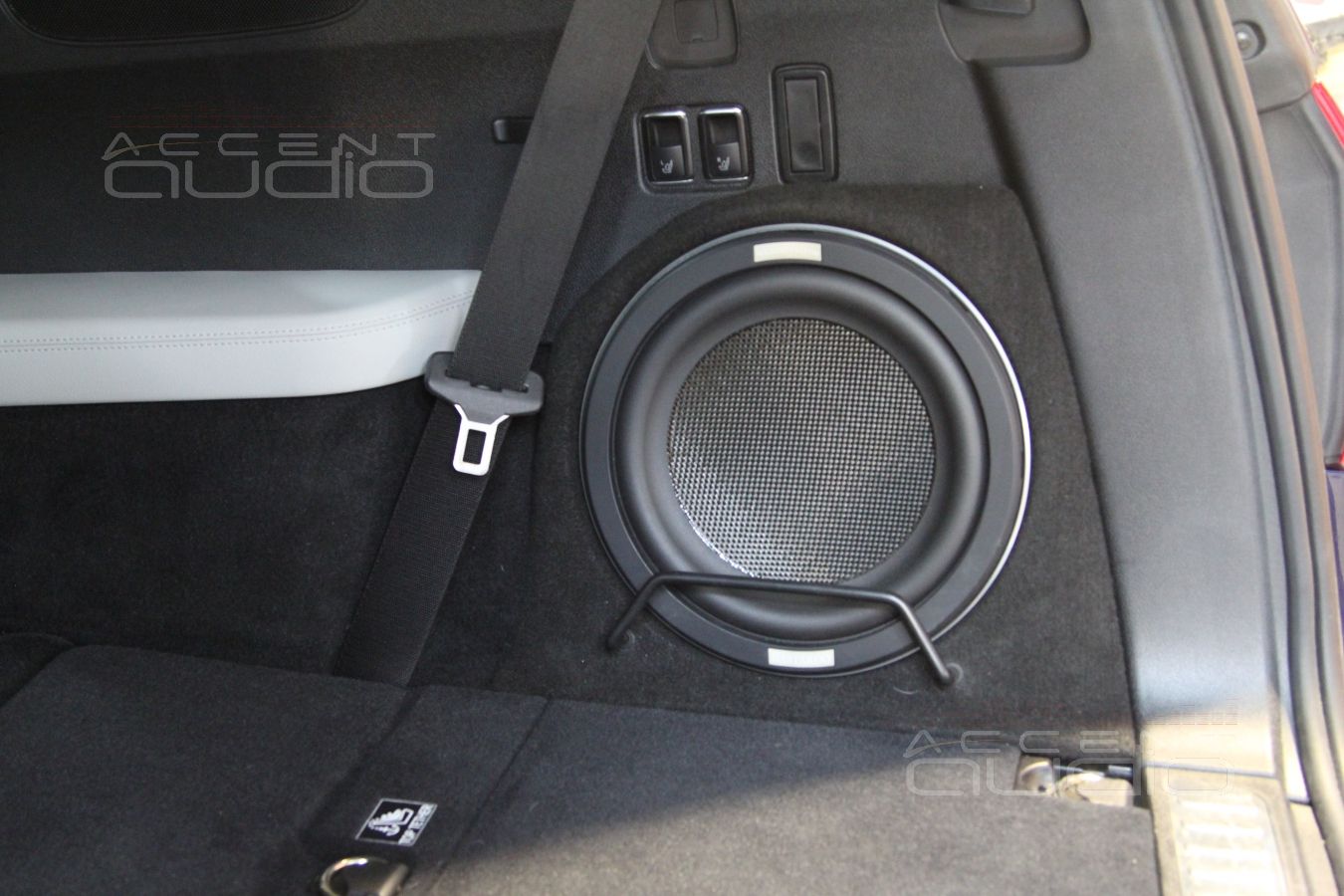 Update: установка сабвуфера в ПРАВОЕ крыло Mercedes GL