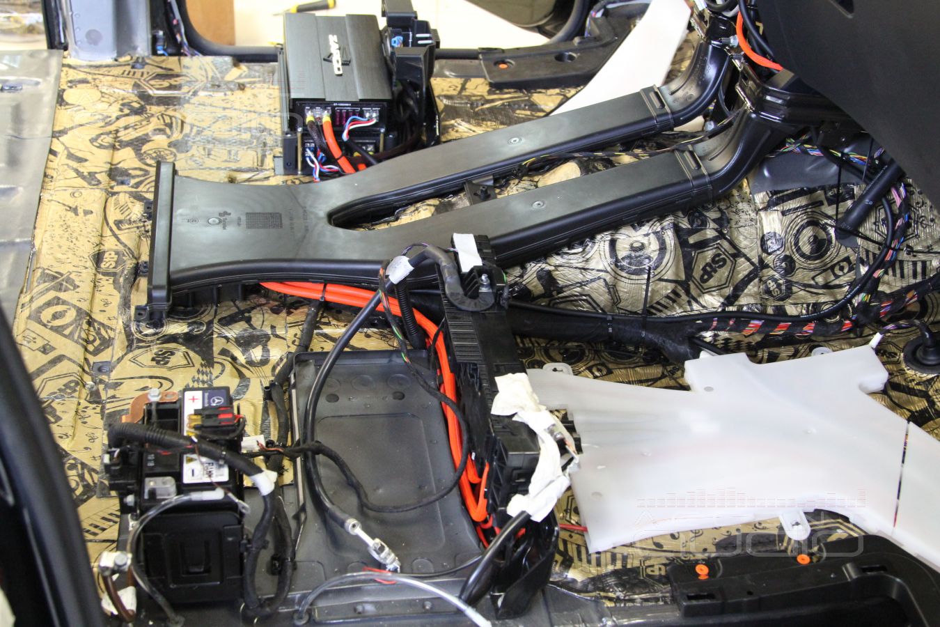 Кто всем управляет: установка усилителей в Mercedes-Benz Vito