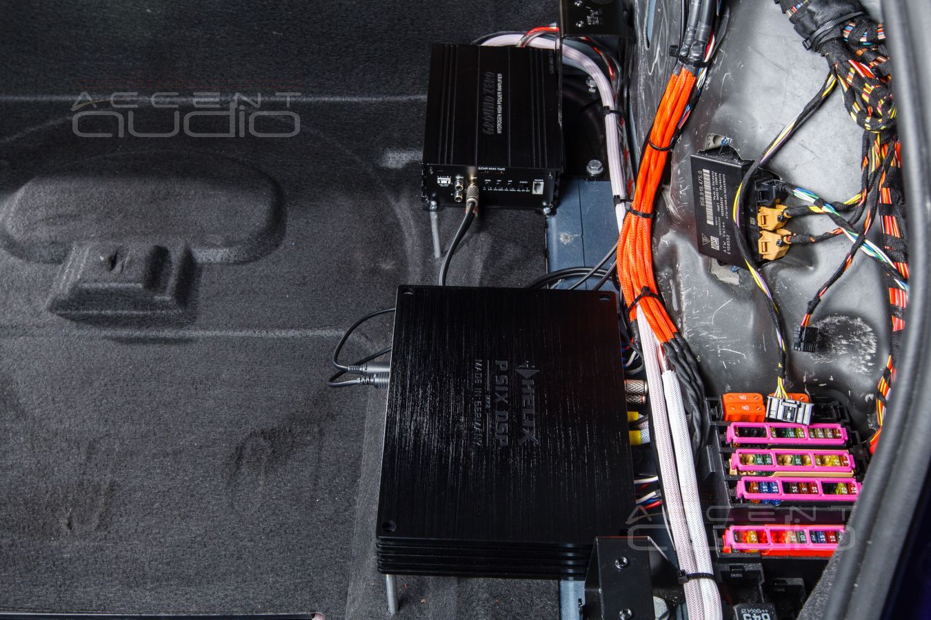 Интеграция усилителей Helix и Ground Zero в Porsche Macan