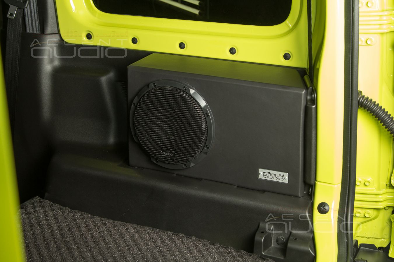 Сабвуфер Audison в маленьком Suzuki Jimny