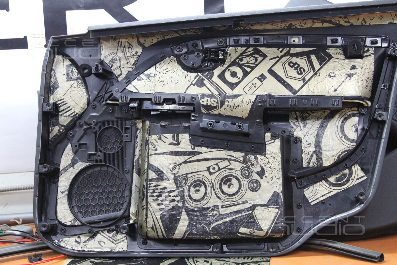 Установка акустики Audison VOCE AV K6 в Volvo XC 70