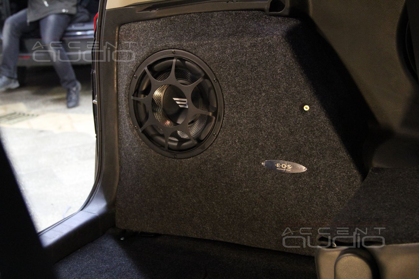 Сабвуфер стелс в Suzuki Grand Vitara