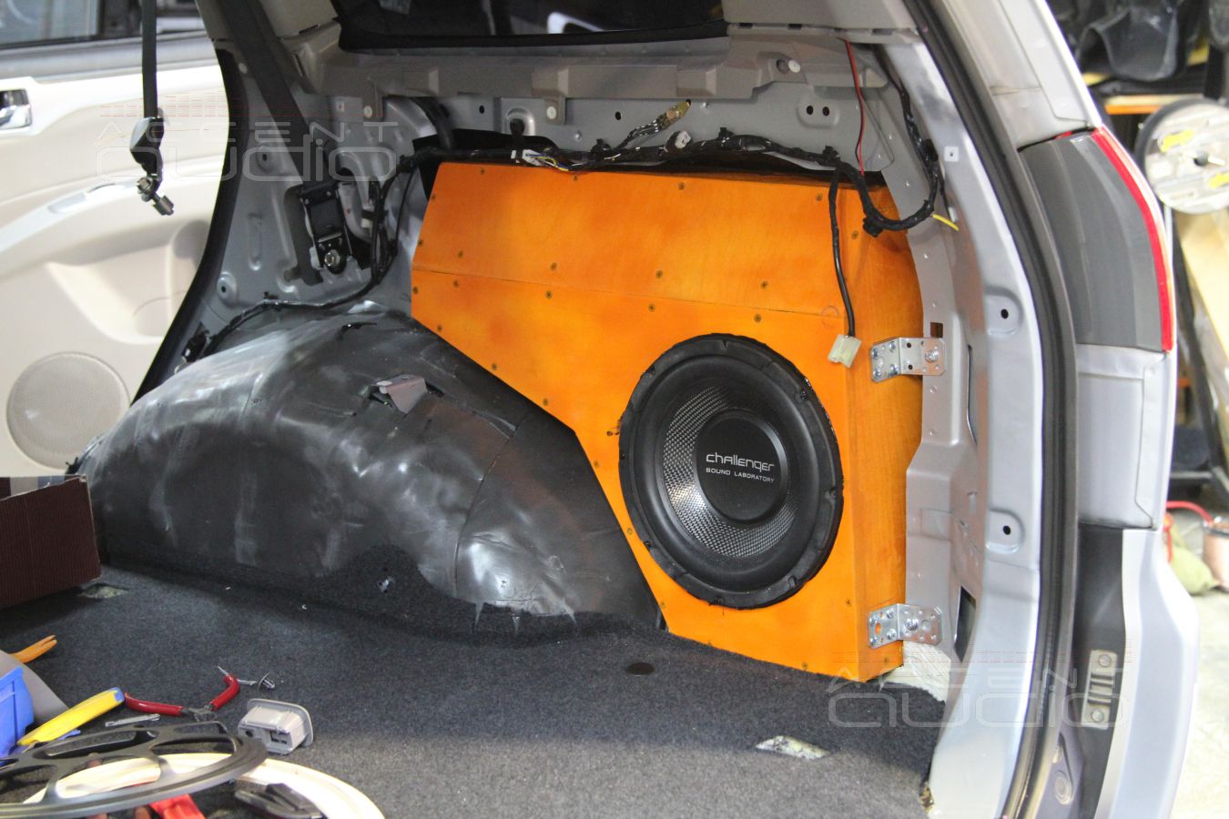 Сабвуфер, встроенный в крыло Mitsubishi Pajero Sport 2013
