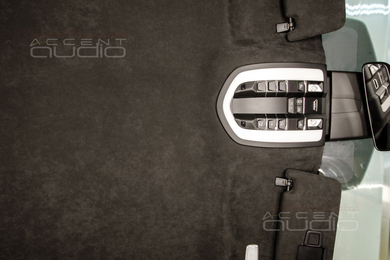 Перетяжка потолка Porsche Macan в Alcantara 9052 – богатый и фирменный стиль