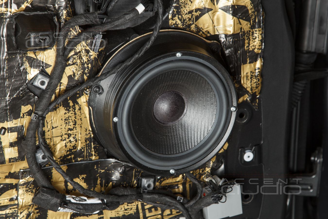 Аудиоподготовка дверей, установка мидбасовых динамиков Brax и SOAudio в Range Rover