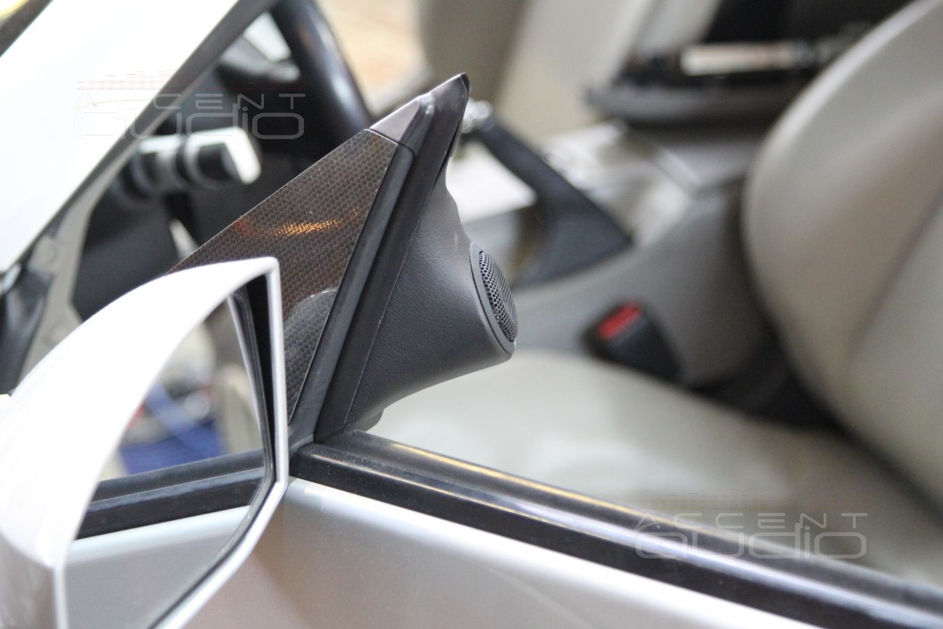 Установка акустики Focal Performance в Nissan 350Z: подиумы под твитеры