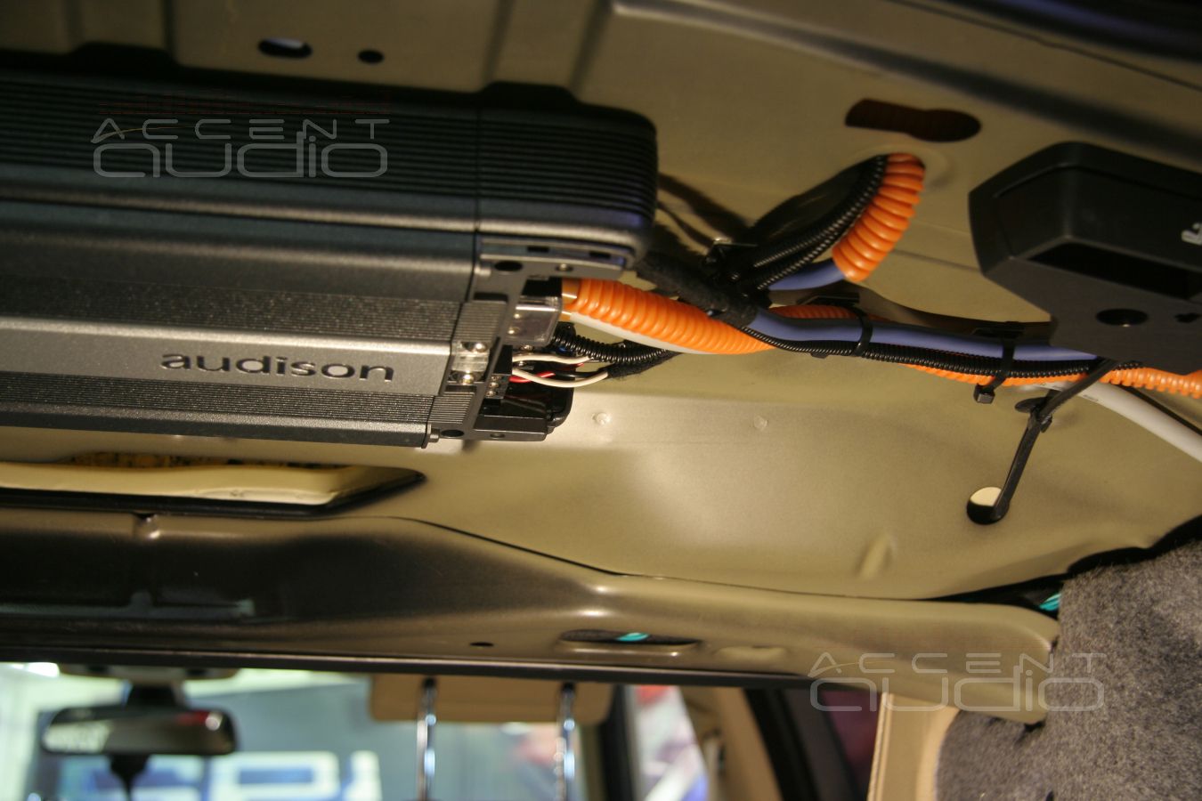 Шестиканальный усилитель Audison LRx 6.9 в BMW 330i E90