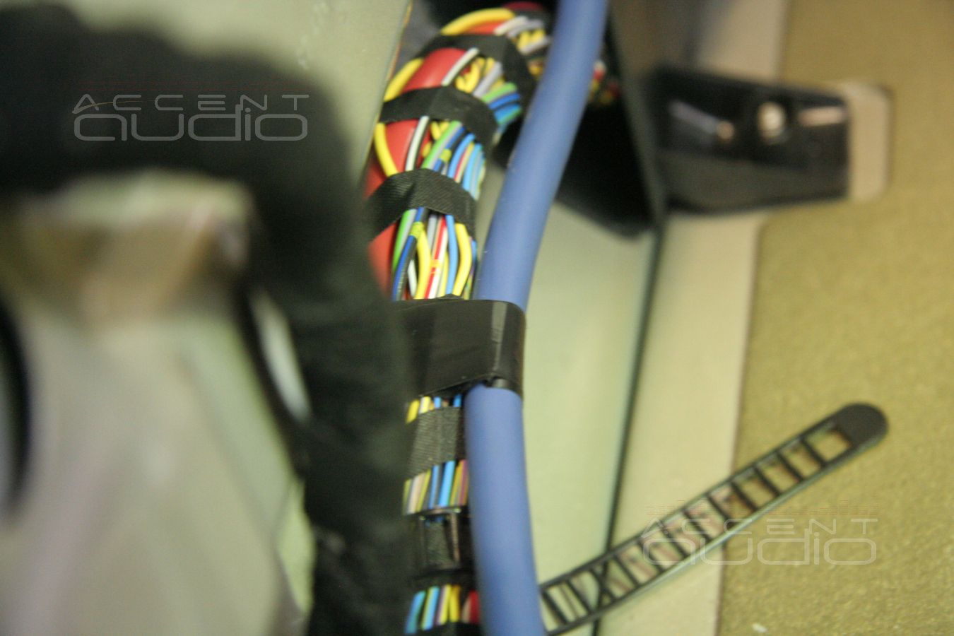 Прокладка силовой и акустической проводки