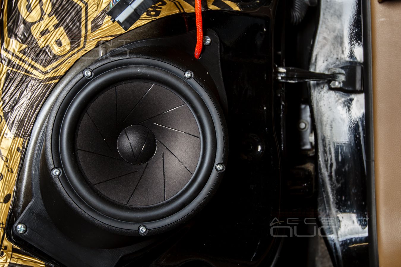 Аудиоподготовка дверей и установка мидбасов ScanSpeak в Cadillac Escalade