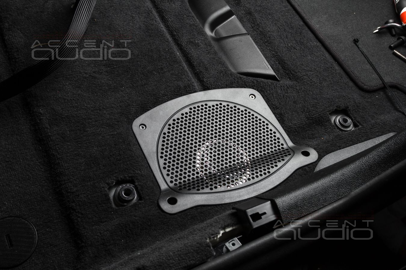 Штатная установка подсидельных вуферов Eton в BMW 540i