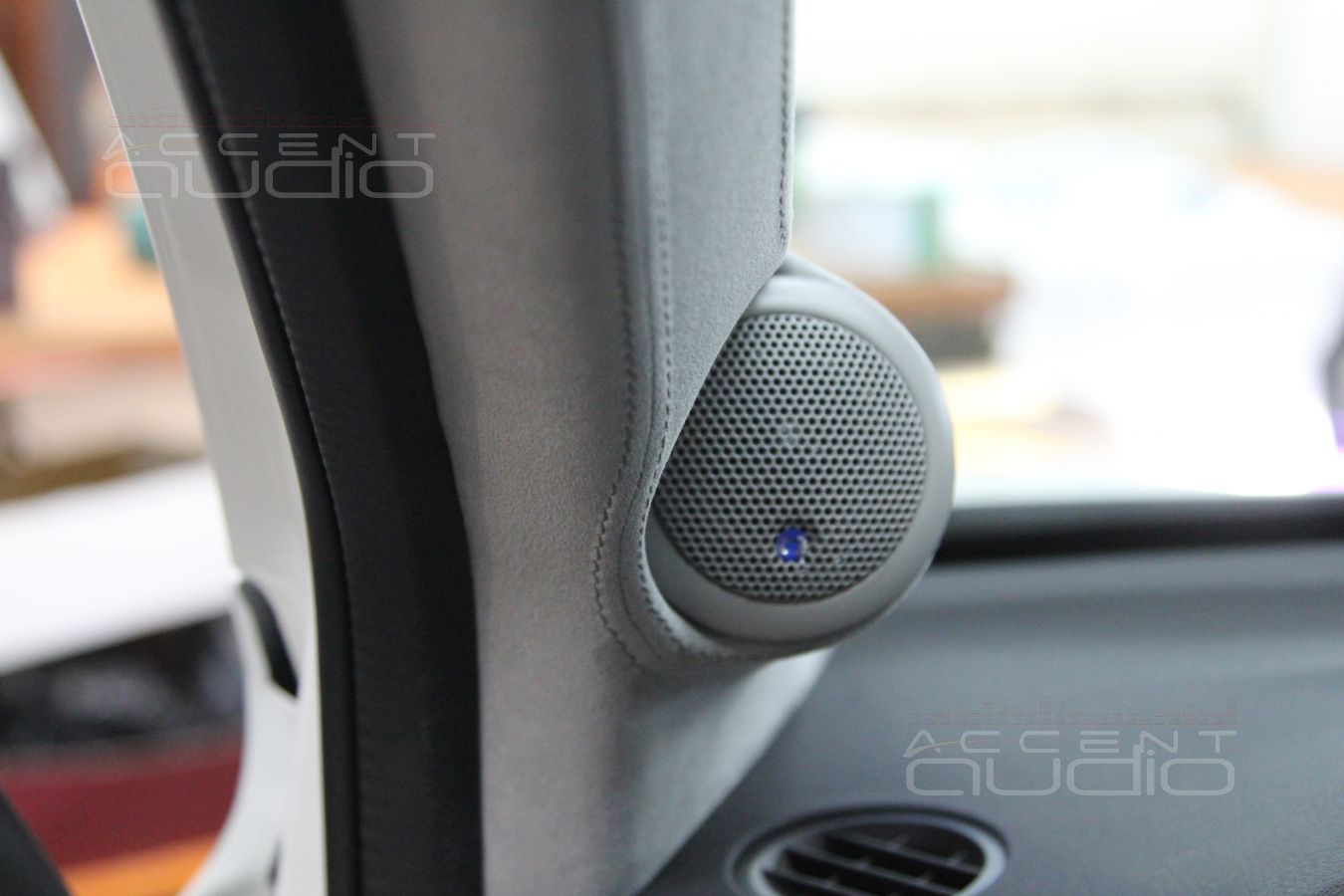 Установка CDT Audio ES-02al в Acura MDX: подиумы на стойках лобового стекла