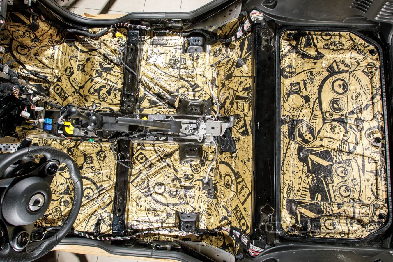 Установка усилителей Helix и Focal в Smart Fortwo 