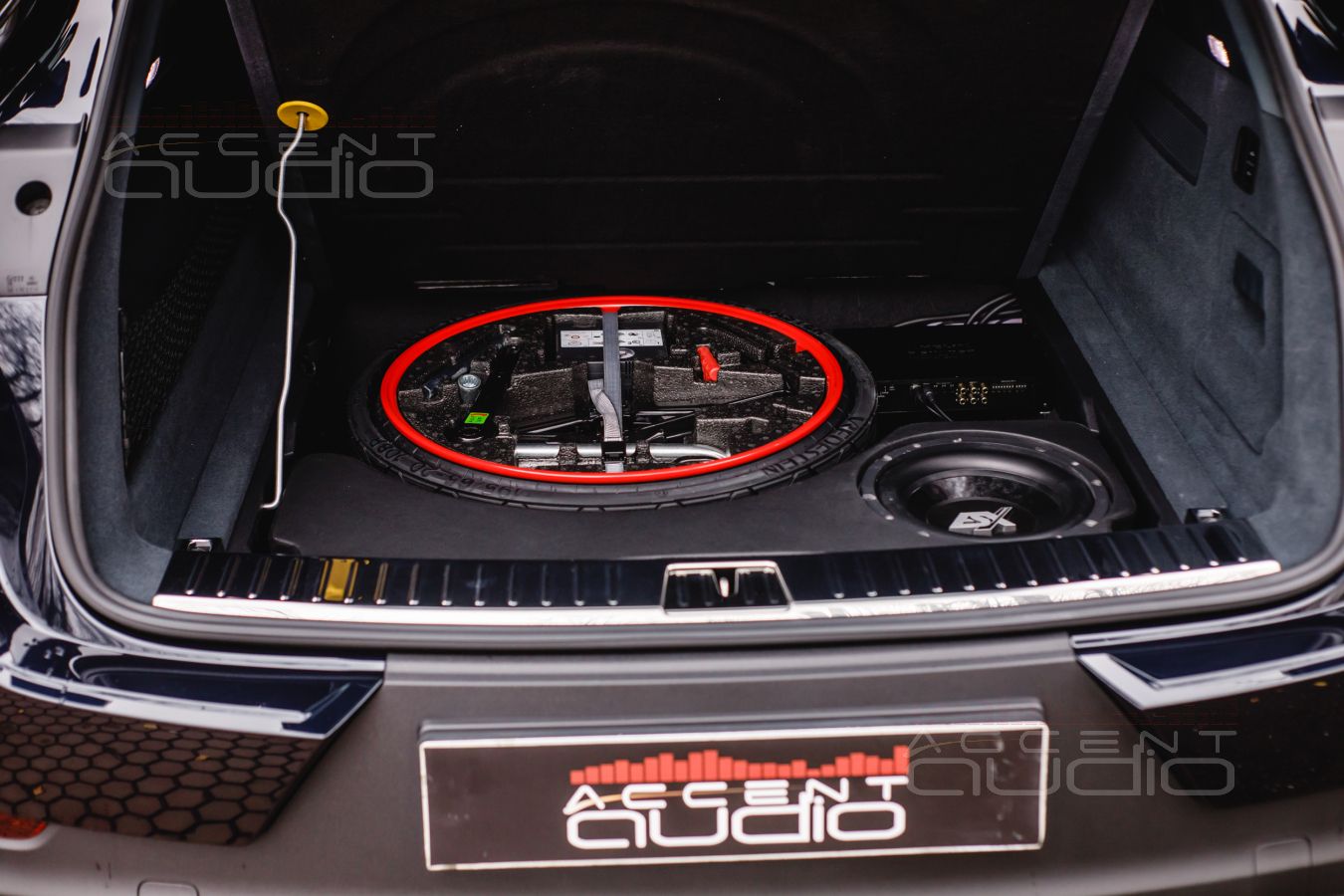 Штатный, но настоящий сабвуфер для Porsche Cayenne Coupe