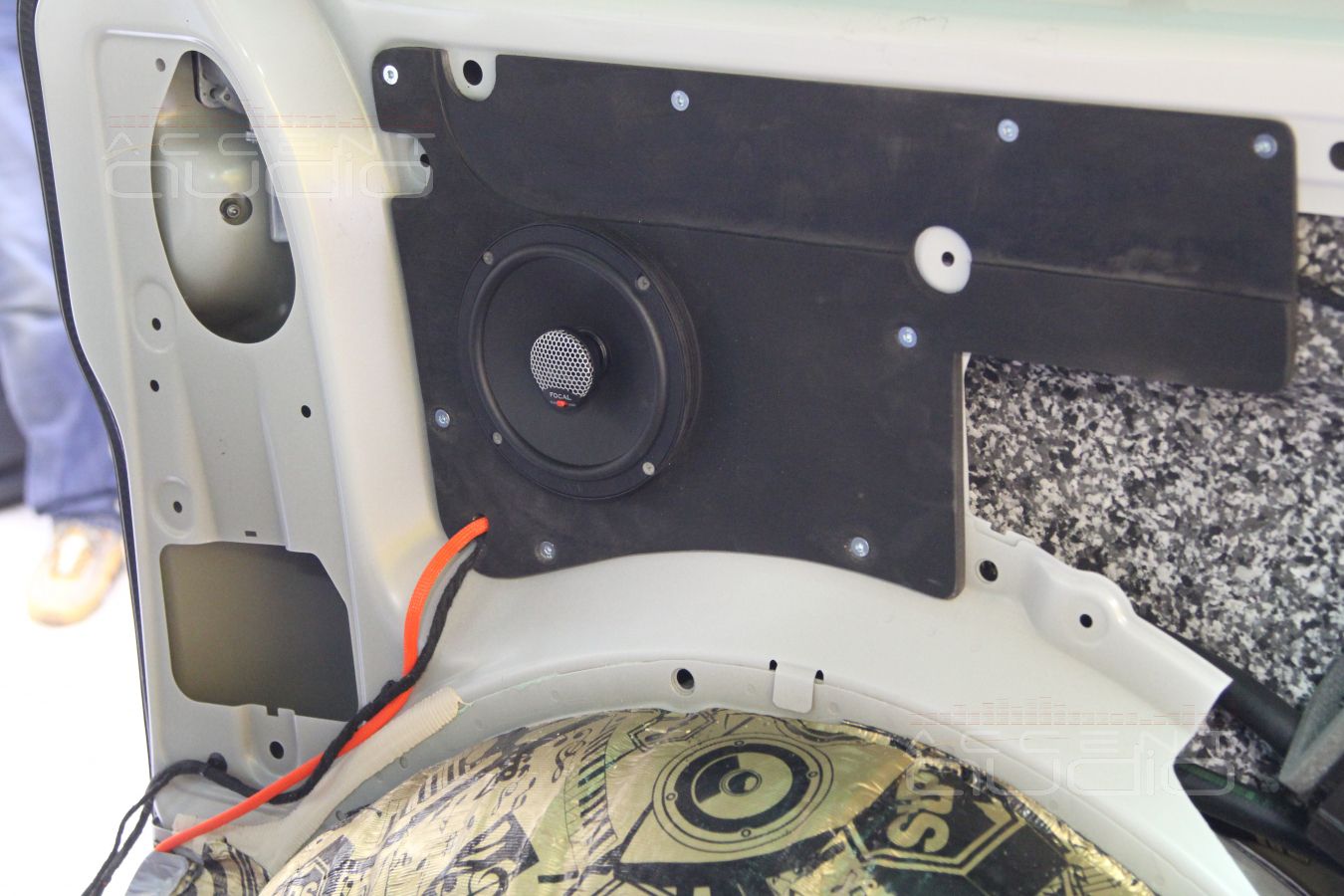 Установка тыловой акустики FOCAL Integration ICU165 в Volkswagen Multivan