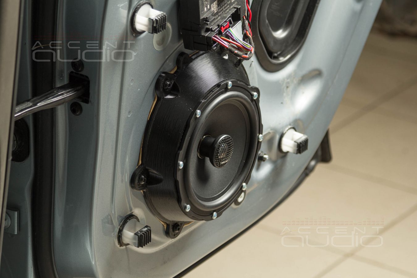 Монтаж знаменитых ScanSpeak Revelator 18W  в  Porsche Macan