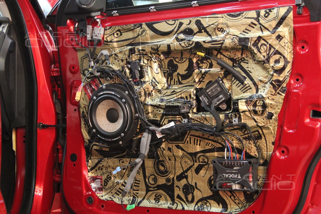 Установка акустики Focal Performance в RangeRover Evoque