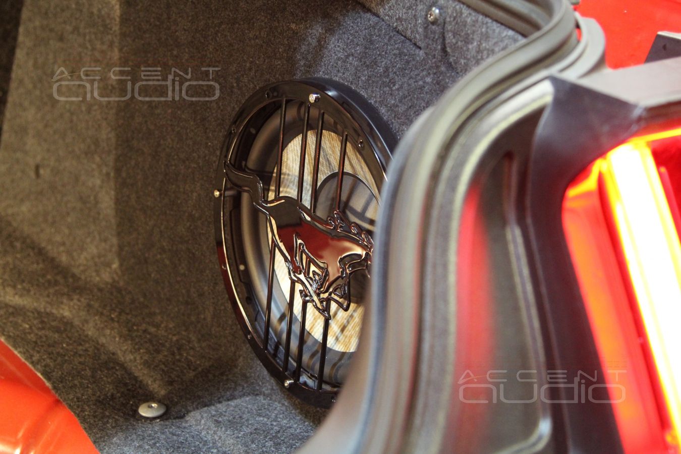 Сабвуфер стелс в Ford Mustang