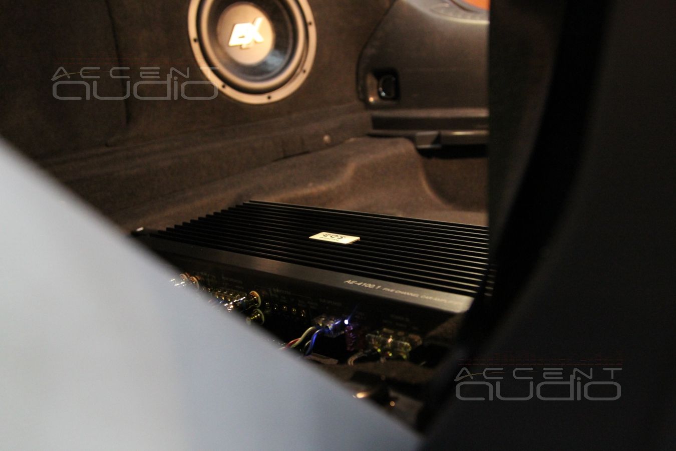 Сабвуфер, встроенный в крыло Mercedes CLA