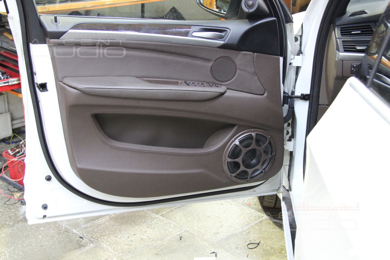 Установка мидбасов Morel в двери BMW X5