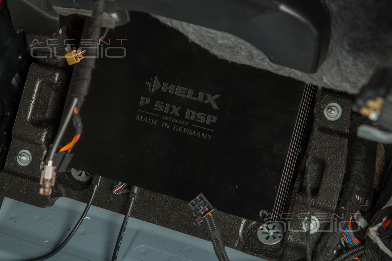 Заводской монтаж процессорного усилителя Helix в Porsche Taycan Turbo S