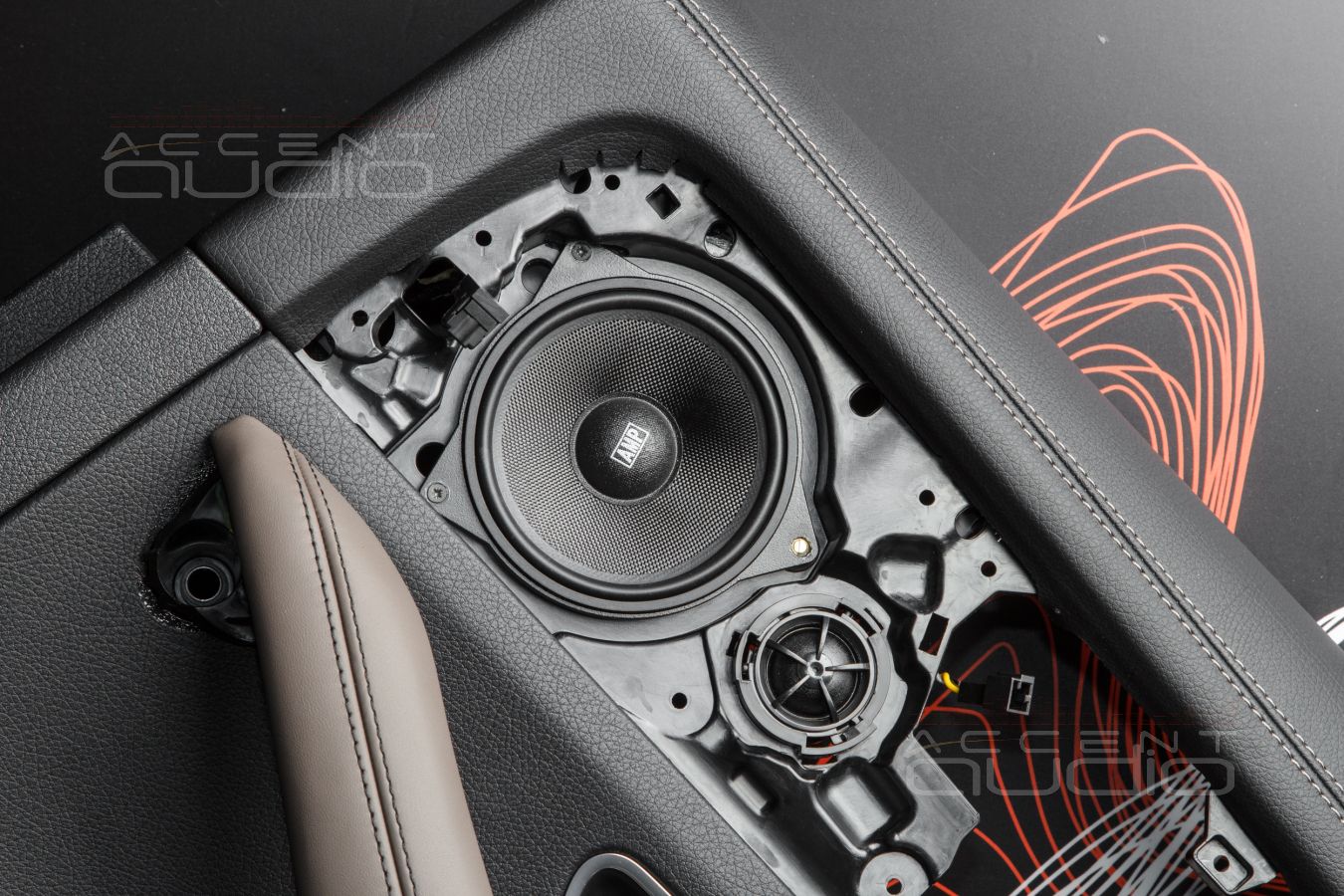 Штатная, скрытая установка среднечастотных динамиков Blam и AMP в Mercedes GLE