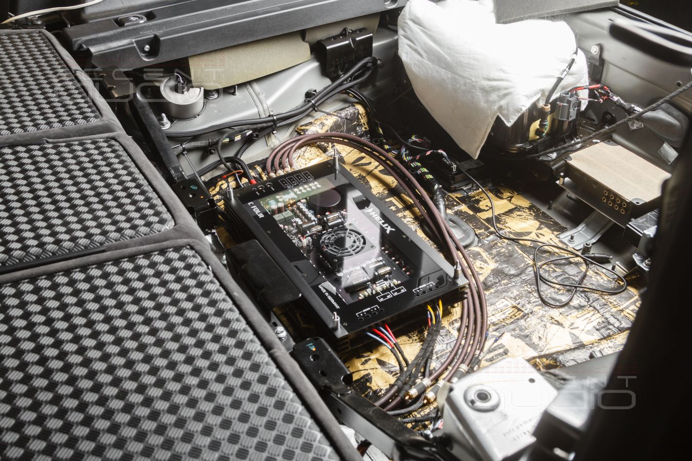 Скрытый монтаж лучших немецких усилителей и аудиопроцессора Helix в LandRover Defender