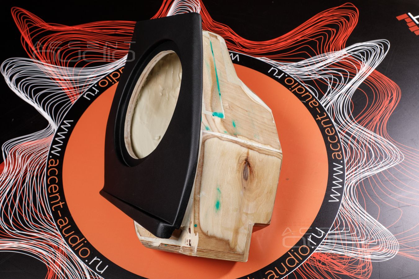 Настоящий американский бас, встроенный в крыло Audi Q5 ll: сабвуфер-стелс от Accent-Audio