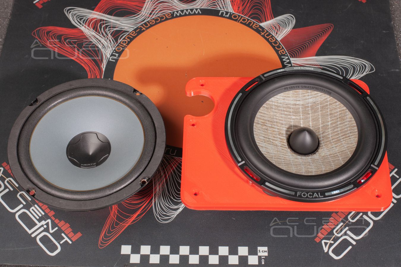 Комплект из двух подиумов для установки 165 мм мидбасовых излучателей в Porsche Carrera2 19XX-19XX.