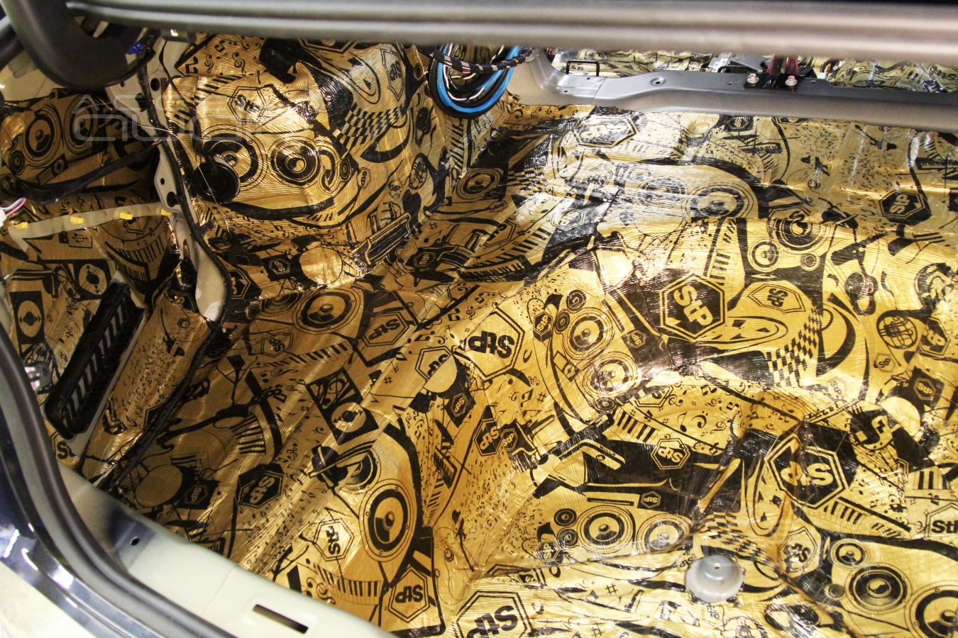 Шумоизоляция пола и задних дверей Kia Optima