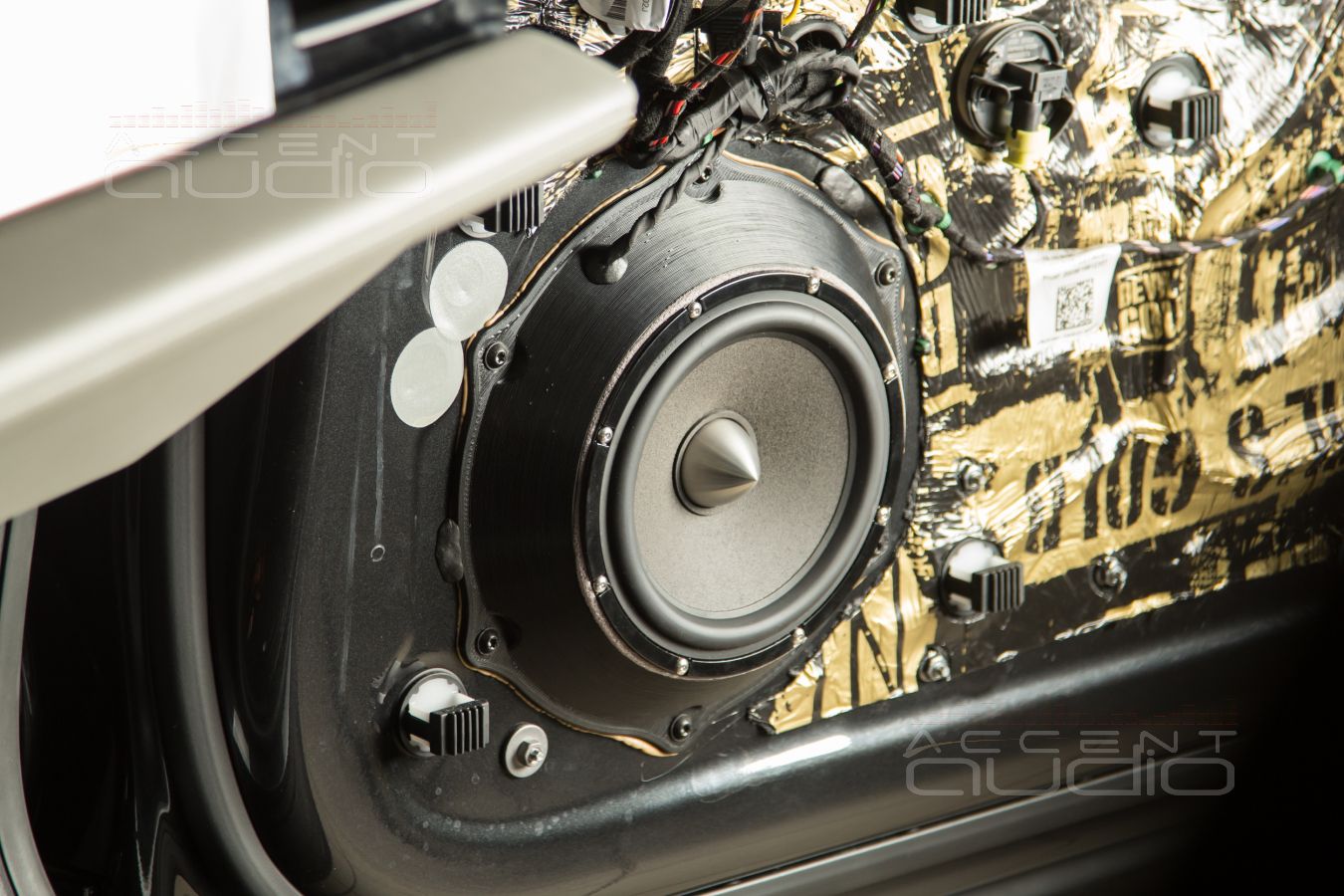 Аудиоподготовка дверей и монтаж мидбасовых динамиков Brax ML6P в Porsche Taycan