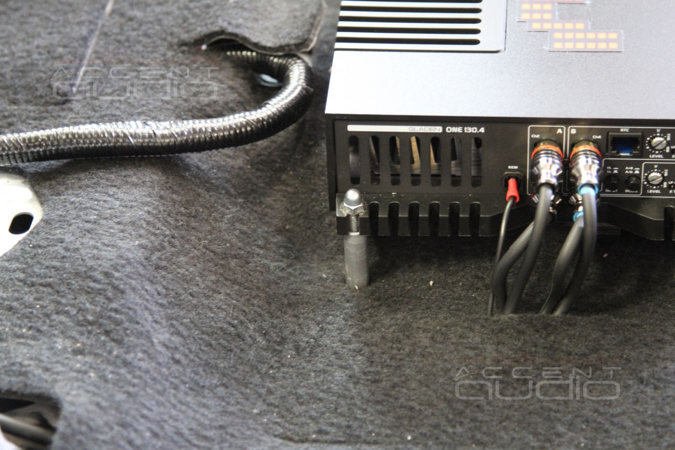 Установка усилителя Mosconi ONE 130.4 для Toyota Highlander