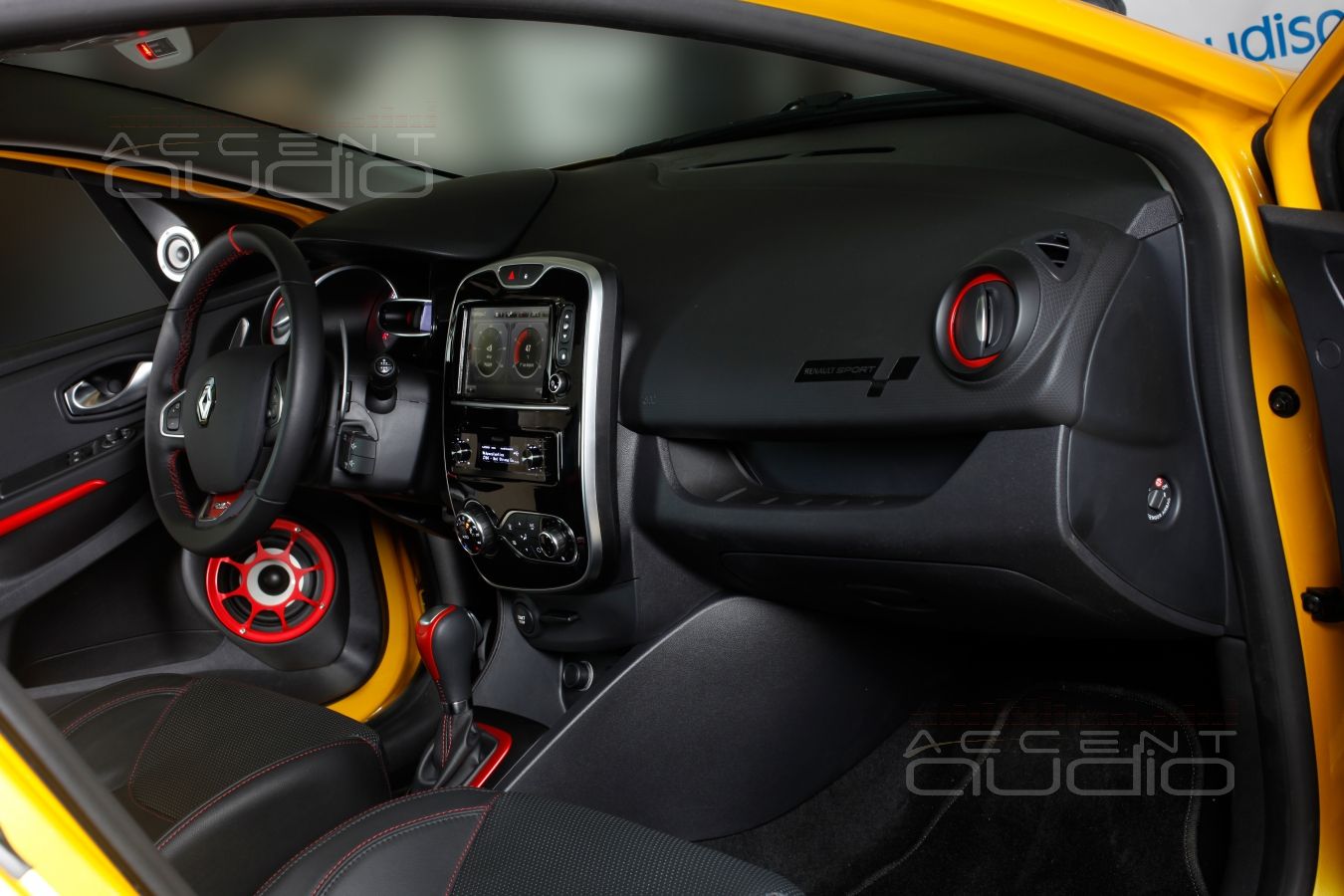 Установка магнитолы Pioneer DEH-P99RS в Renault Clio RS Sport