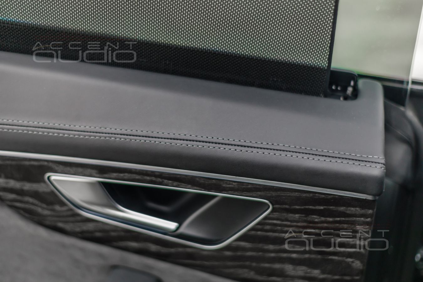 Перетяжка верхних деталей и ручек дверных панелей в кожу Nappa в Audi Q8