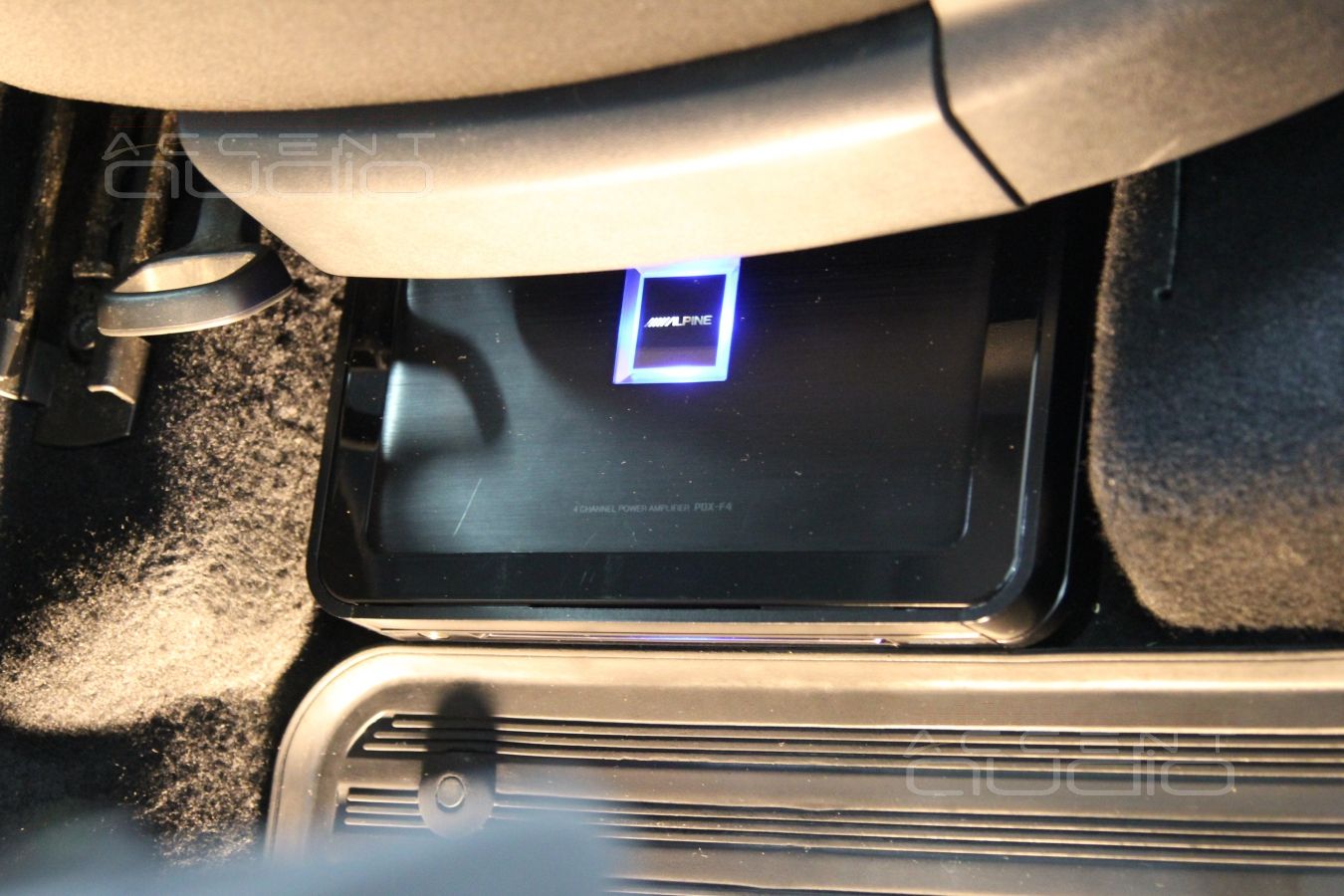 Усилитель Alpine PDX F4 в в Skoda Octavia 5