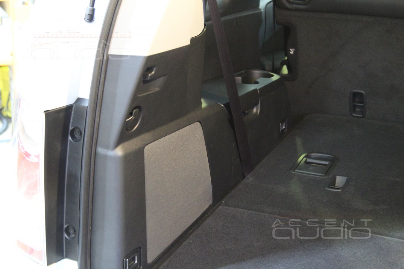 Сабвуфер-стелс в Honda Pilot White Edition