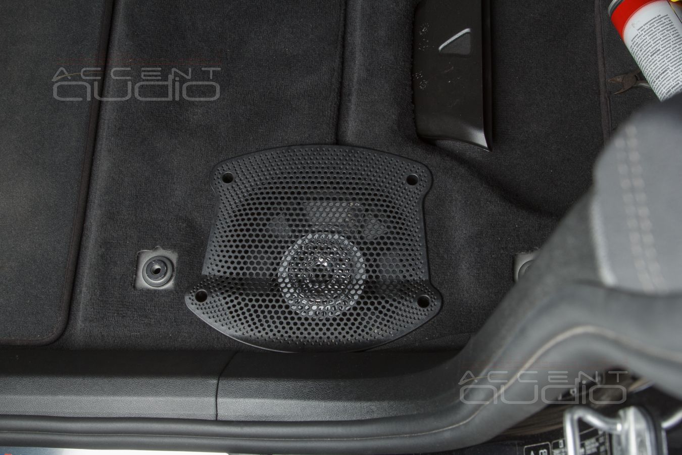 Штатный монтаж внутрипольных вуферов GroundZero