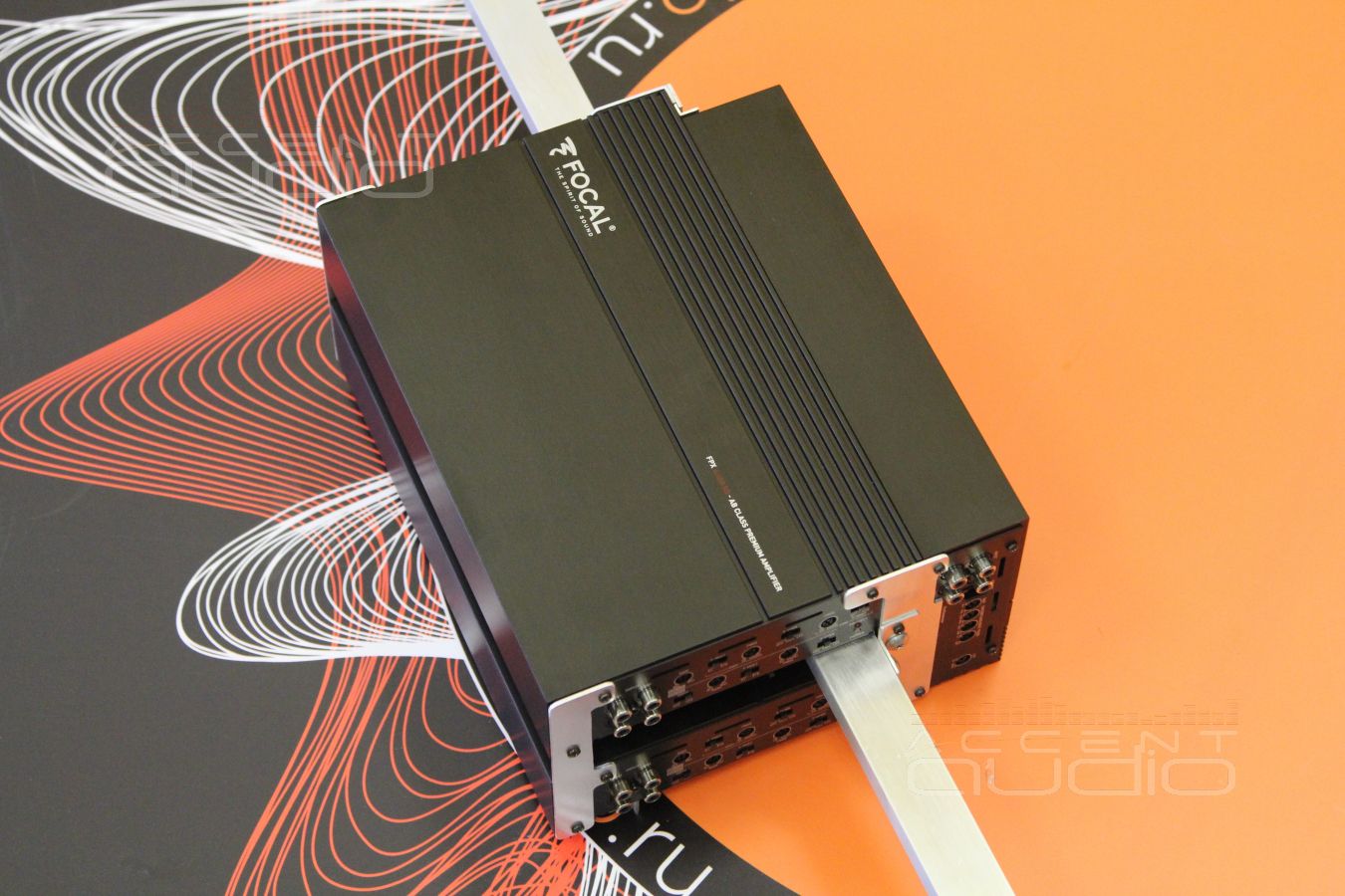 Оригинальная скрытая установка трех усилителей в Porsche Macan