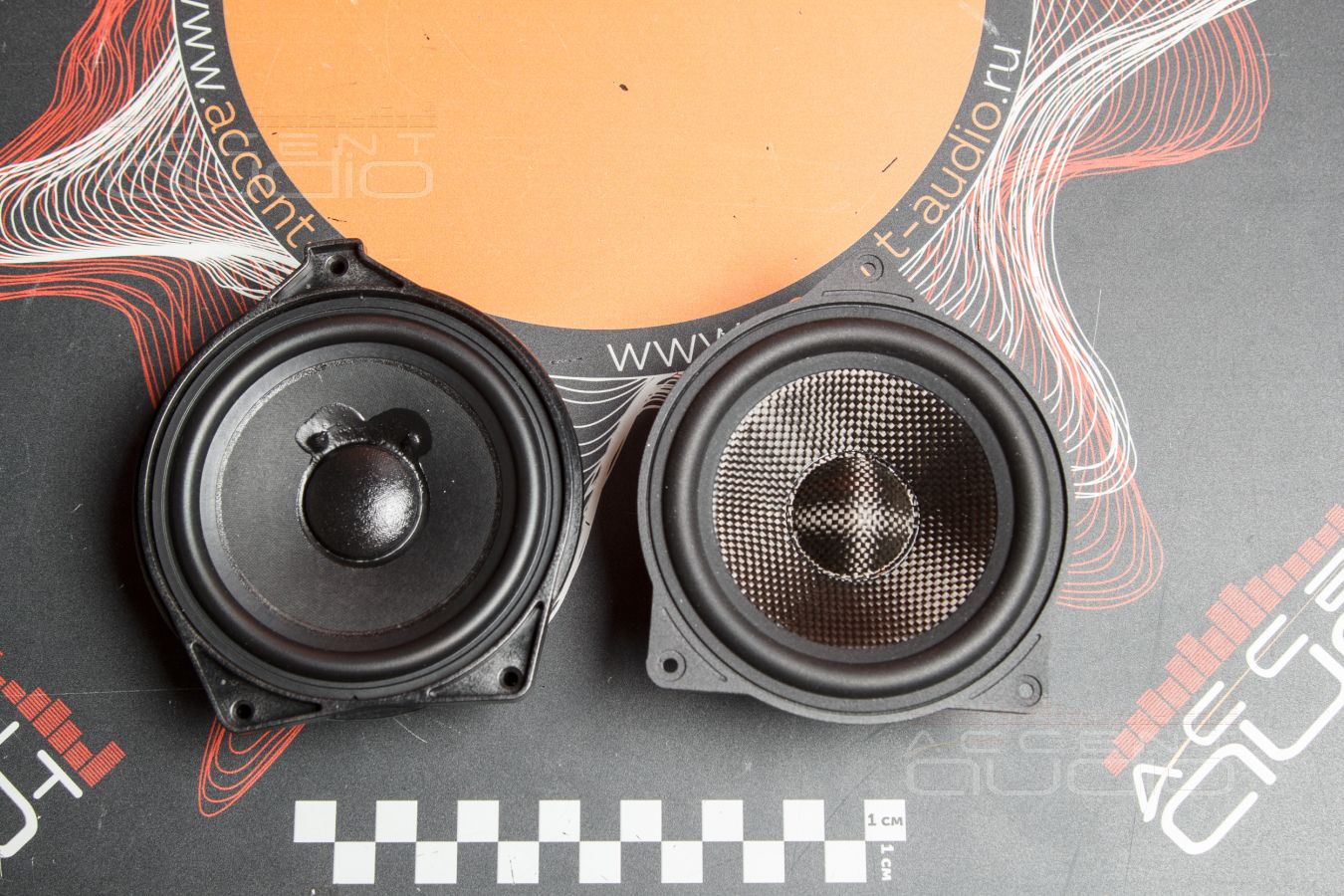 Штатная, скрытая установка среднечастотных динамиков Blam и AMP в Mercedes GLE