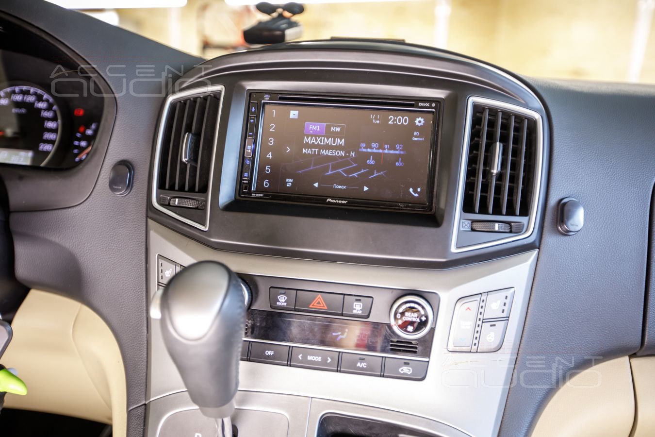 Реализация: подлокотник-сабвуфер специально и эксклюзивно для Hyundai Starex H1