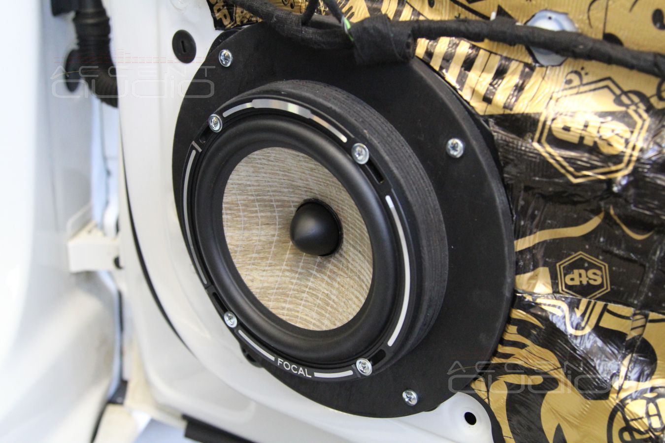 Фронтальная акустика в A6 2013-го.