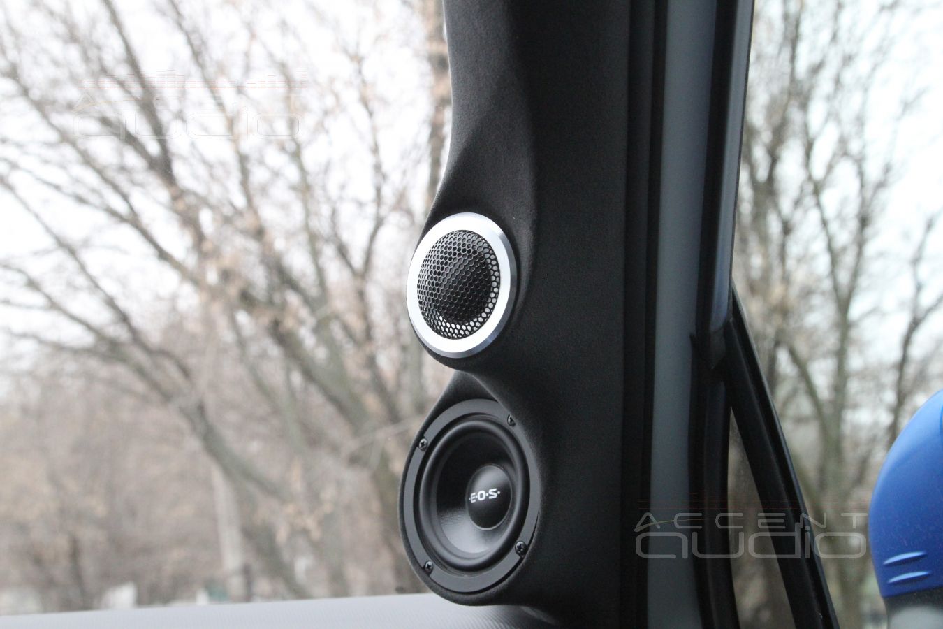 Установка СЧ и ВЧ динамиков – подиумы в стойках лобового стекла Volkswagen Tiguan 2