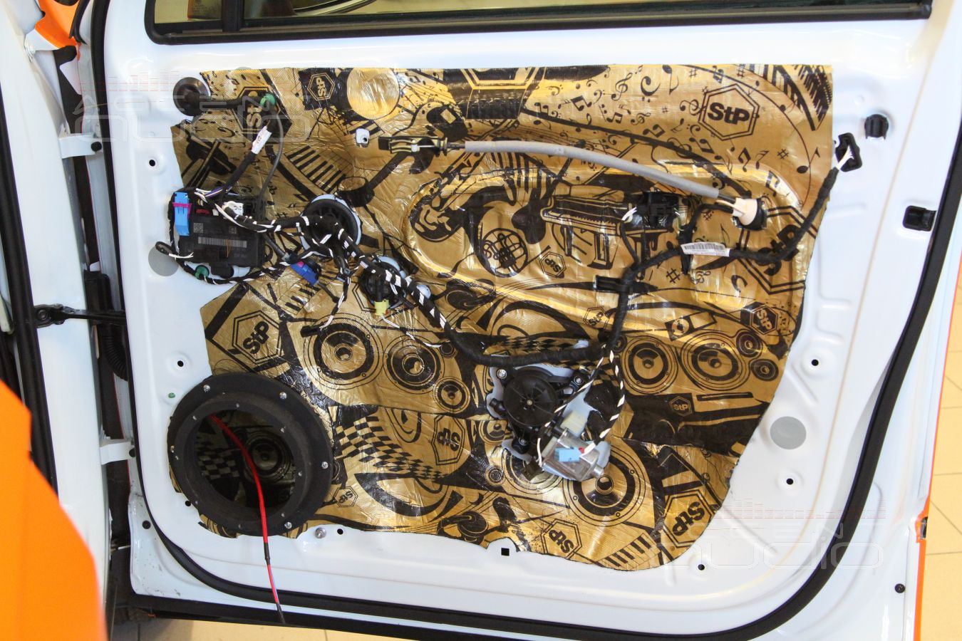 Аудиоподготовка дверей и установка мидбасовых излучателей Brax Matrix 6.1PP