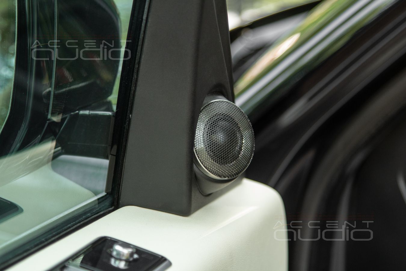 Новые высокочастотные излучатели Brax ML1 в интерьере Range Rover