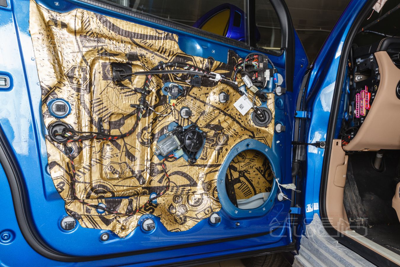 Аудиоподготовка дверей Porsche Macan и установка мидбасов ScanSpeak