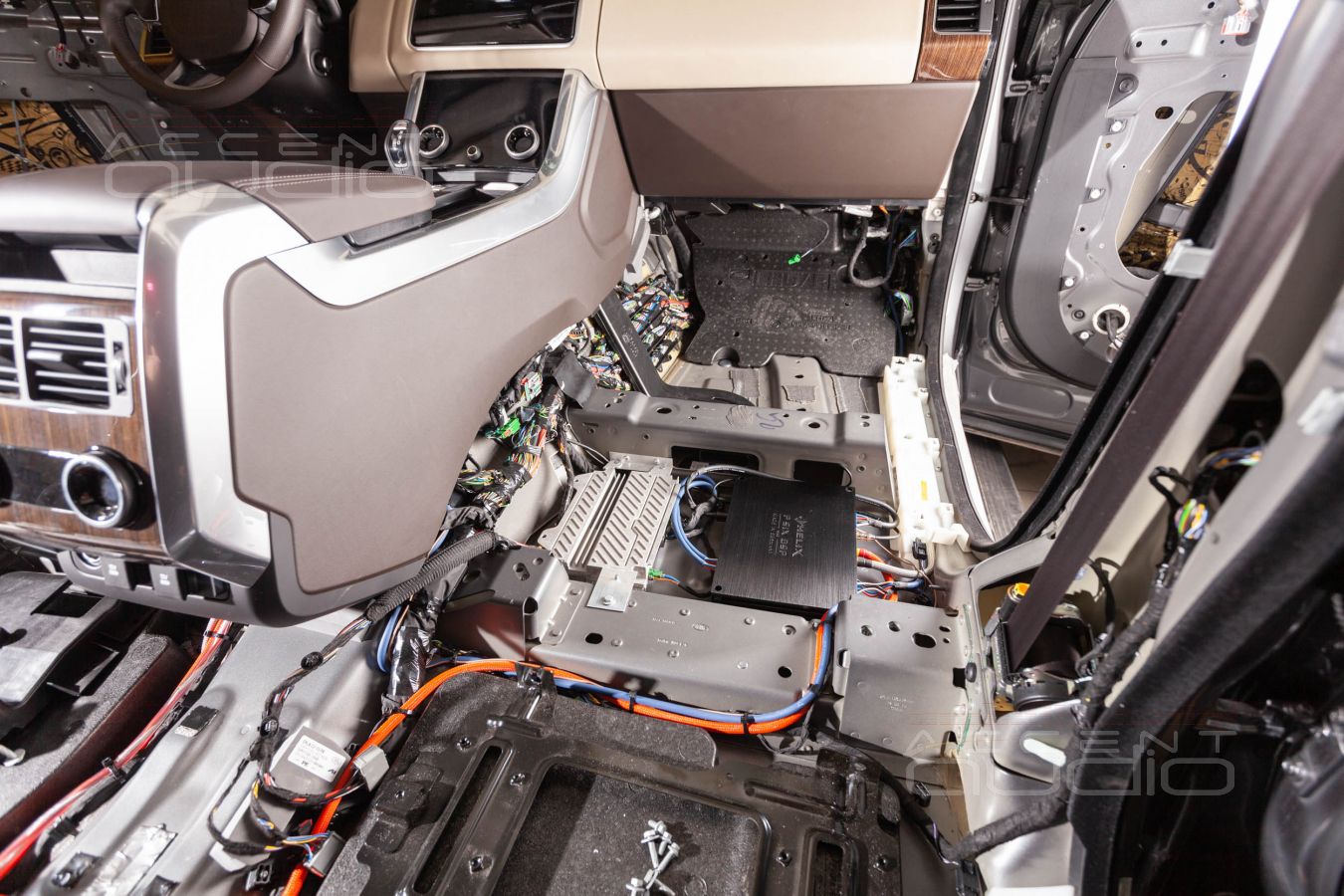 Установка процессорного усилителя Helix в новый Range Rover Sport