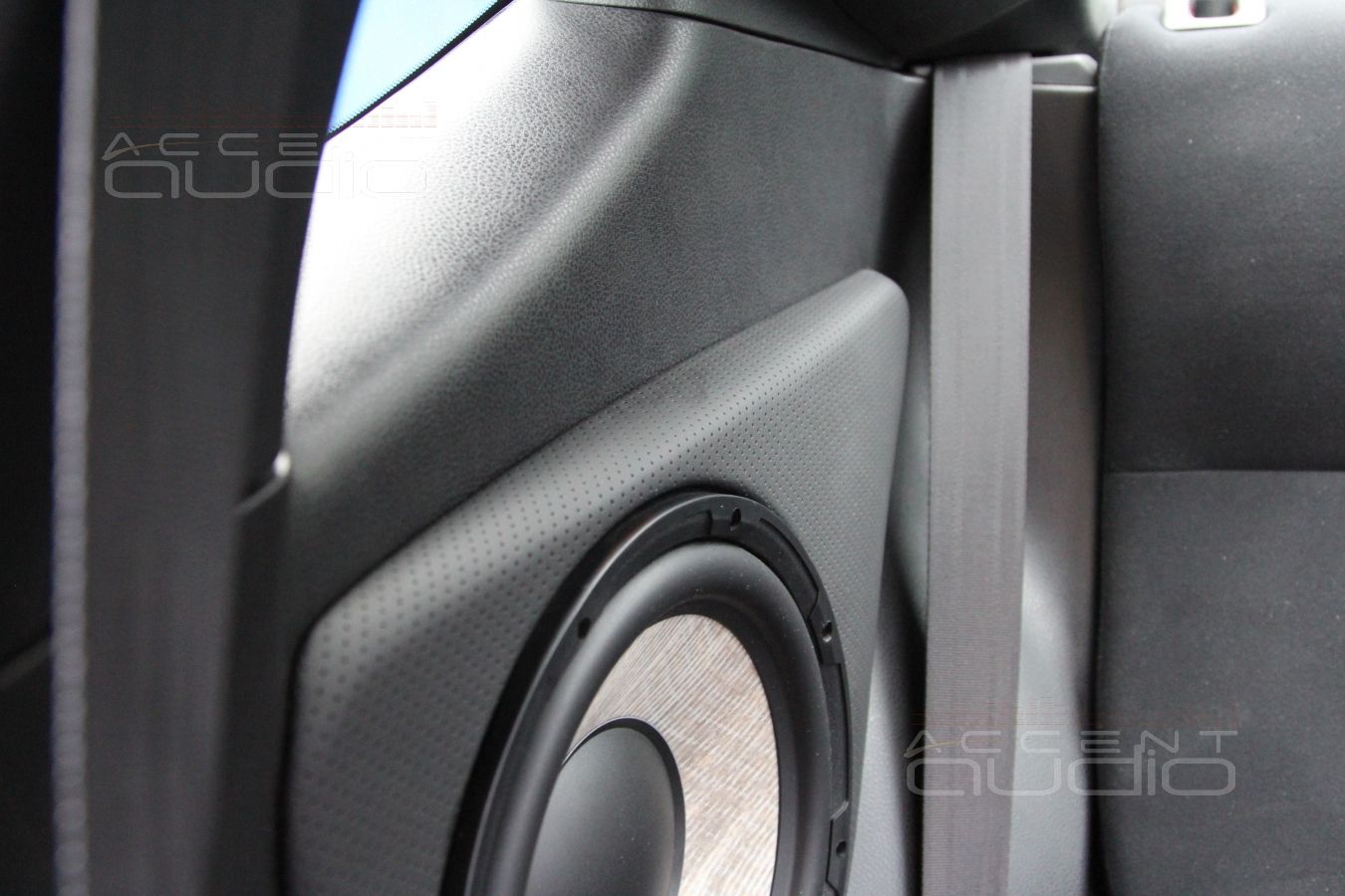 Встроенный сабвуфер в Toyota GT86