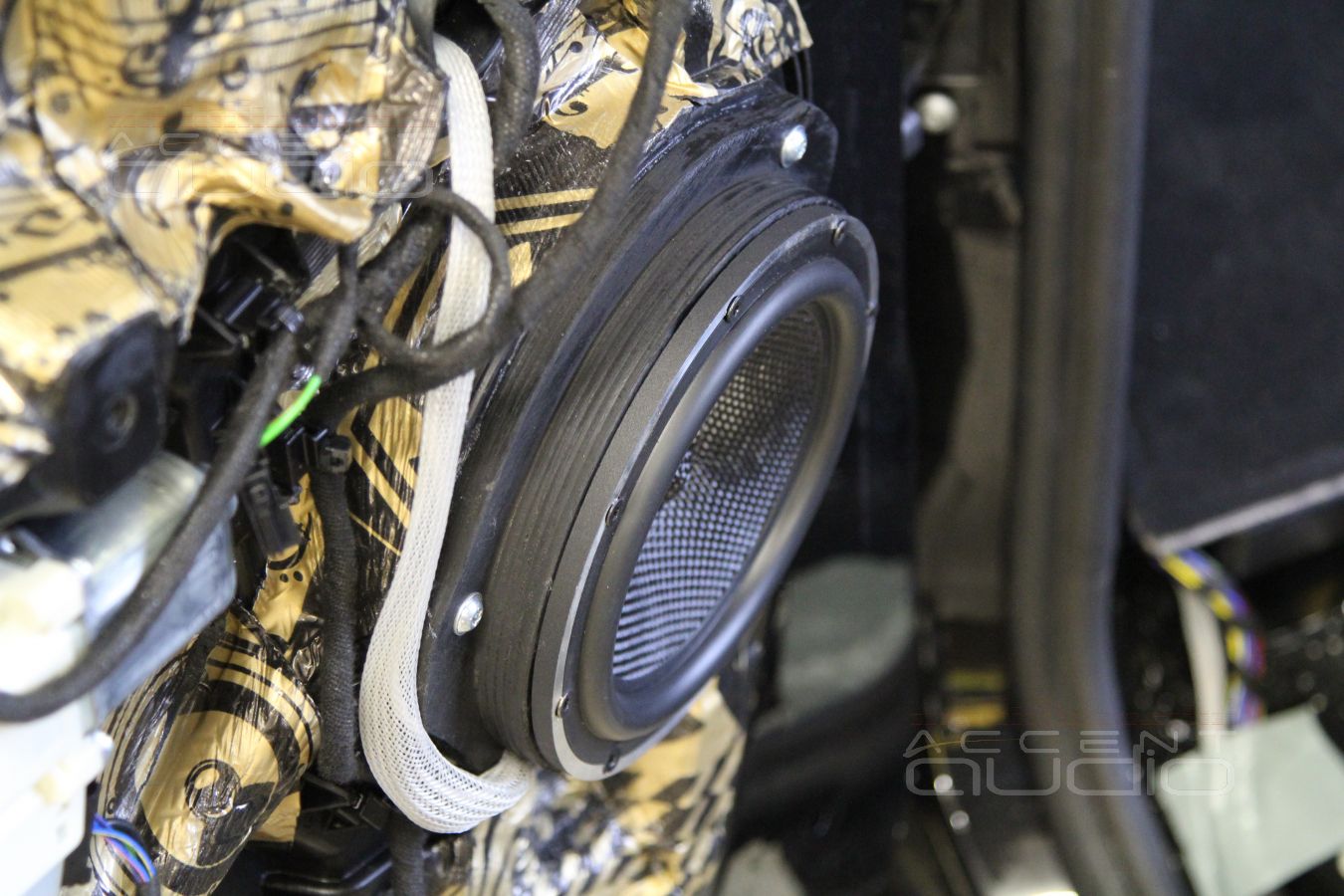 Установка акустики BLAM 165.300 в микроавтобус: установка мидбасовых излучателей