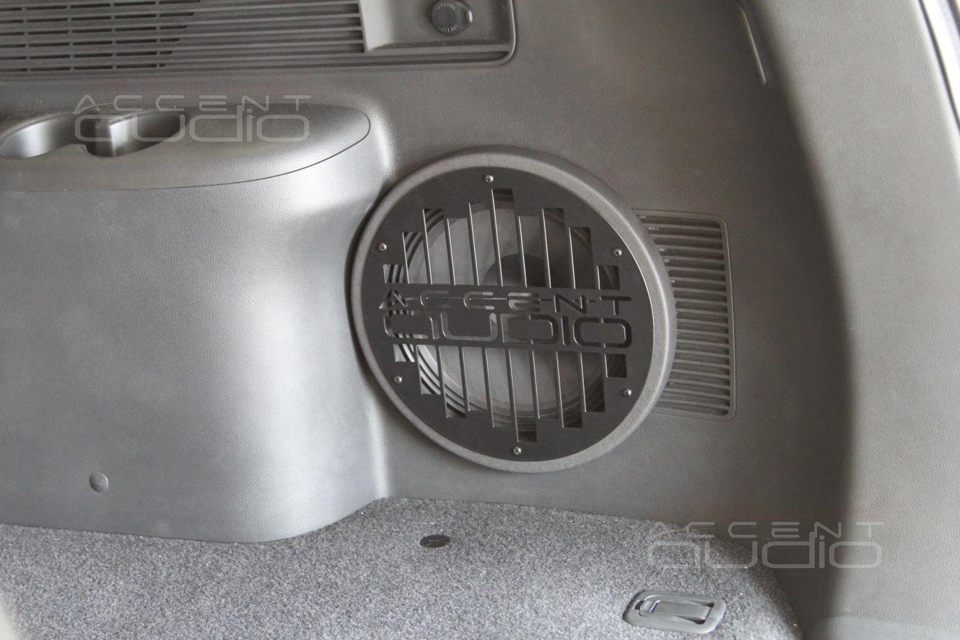 Встроенный сабвуфер-стелс Audison Voce AV10 в Pagero Sport