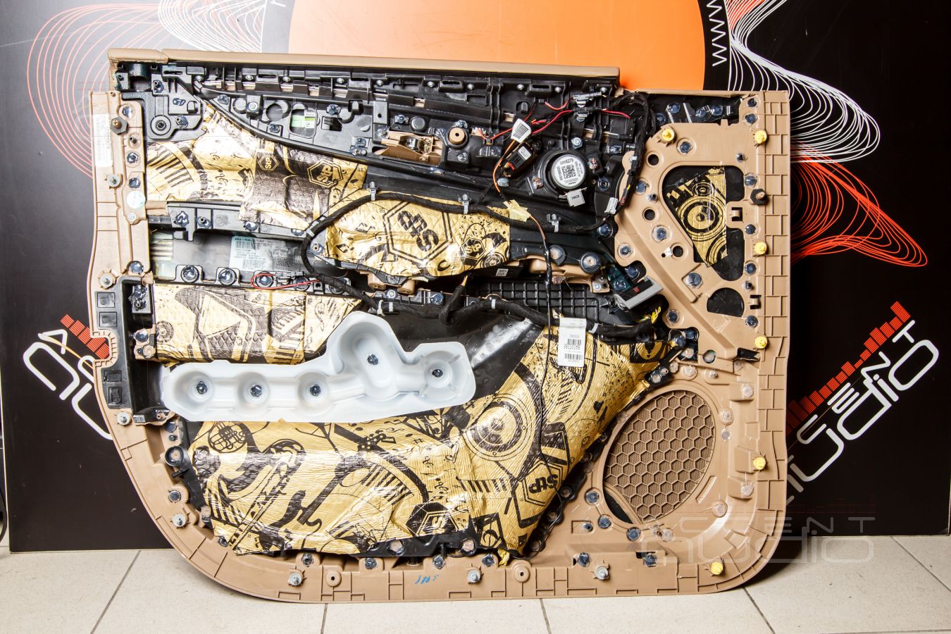 Аудиоподготовка дверей и установка мидбасов ScanSpeak в Cadillac Escalade