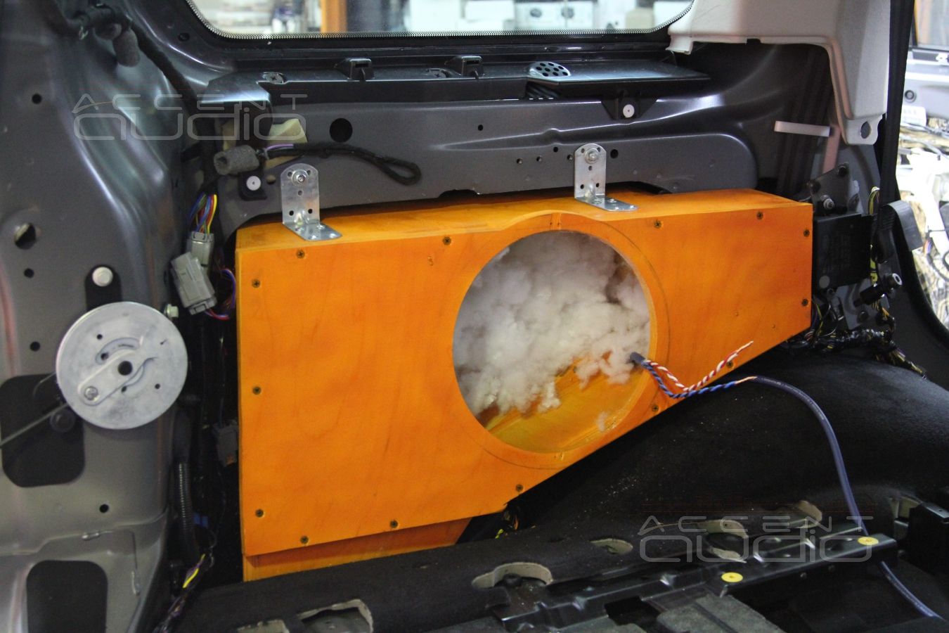 Встройка сабвуфера в крыло Range Rover Discovery